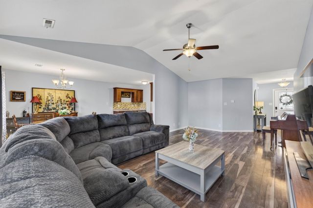 120 Bob White Trl, Oak Grove, KY 42262