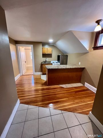 62 Quaker Lane South, West Hartford, CT 06119