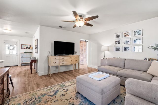 6721 Longwood Road, Cammack Village, AR 72207