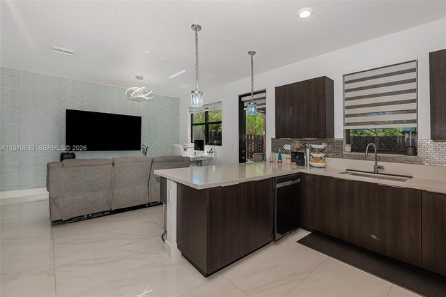 7902 NW 105th Ct 7902, Doral, FL 33178