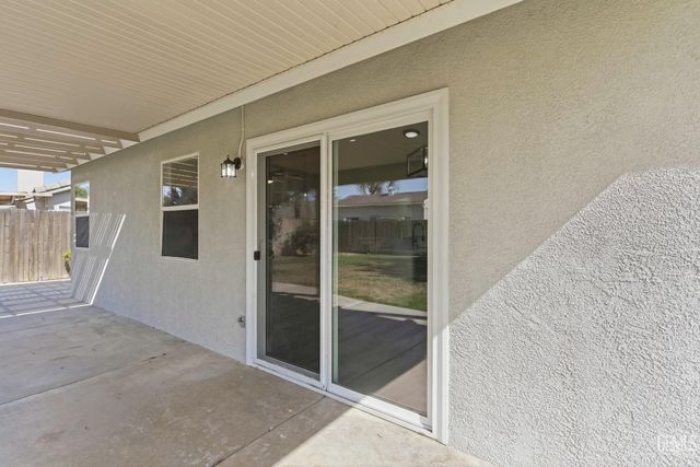 10117 Thistledown Lane, Bakersfield, CA 93312
