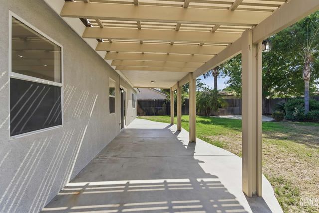 10117 Thistledown Lane, Bakersfield, CA 93312