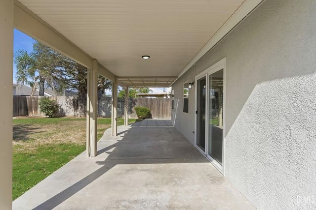 10117 Thistledown Lane, Bakersfield, CA 93312