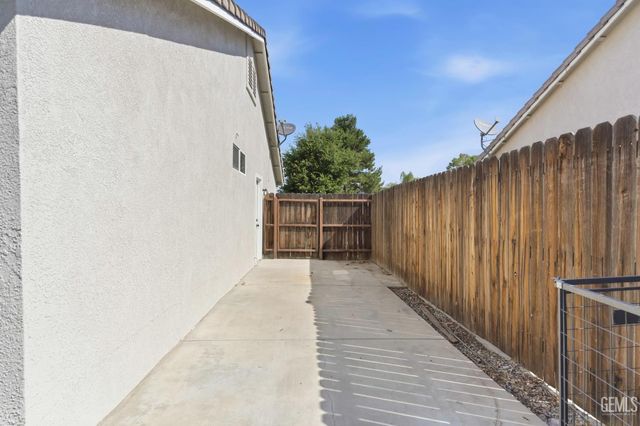 10117 Thistledown Lane, Bakersfield, CA 93312