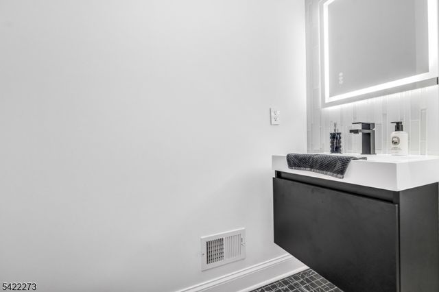 10 Skyview Dr, North Haledon Boro, NJ 07508