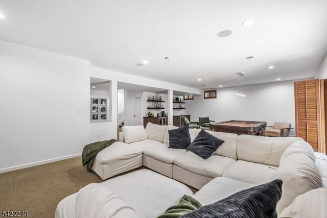 10 Skyview Dr, North Haledon Boro, NJ 07508
