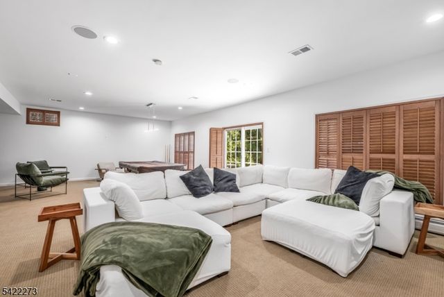 10 Skyview Dr, North Haledon Boro, NJ 07508