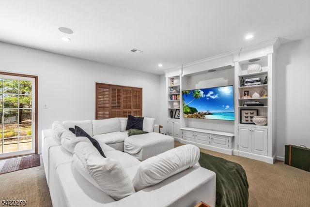 10 Skyview Dr, North Haledon Boro, NJ 07508