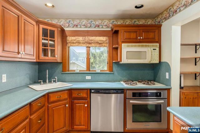 618 3rd Avenue, Lyndhurst, NJ 07071