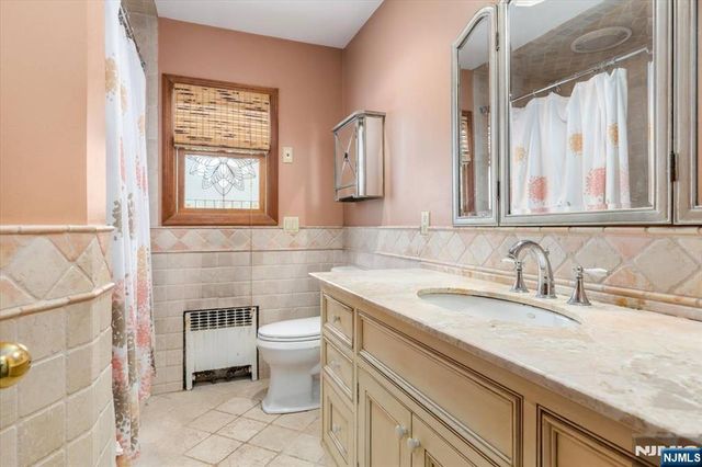 618 3rd Avenue, Lyndhurst, NJ 07071