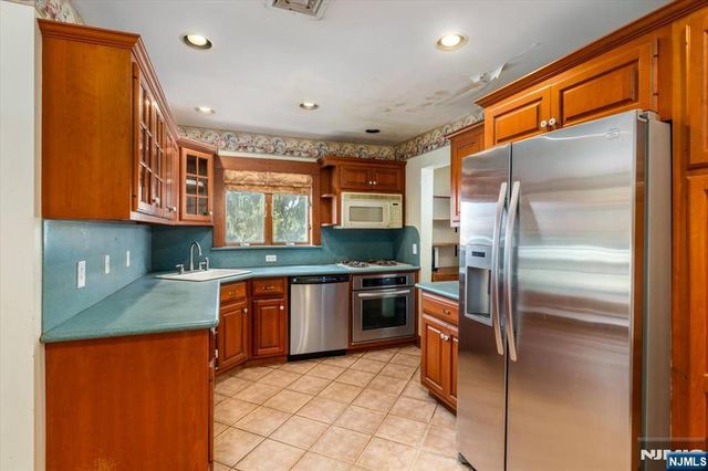 618 3rd Avenue, Lyndhurst, NJ 07071