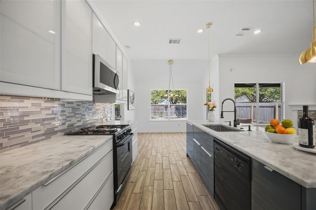 204 Newport Landing PL, Round Rock, TX 78665