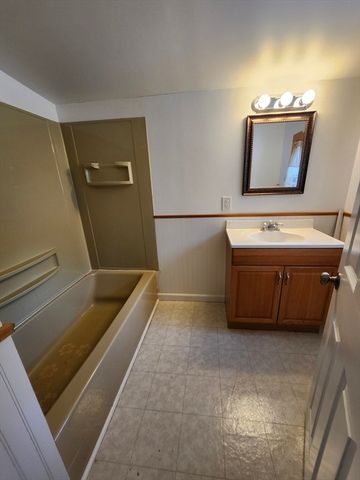 16 Hough Rd, Sutton, MA 01590