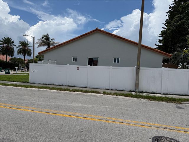 11686 NW 91st Pl, Hialeah Gardens, FL 33018