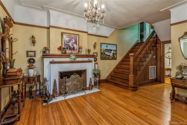 110 Red Spring Lane, Glen Cove, NY 11542