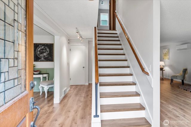 17910 Spruce Way, Lynnwood, WA 98037