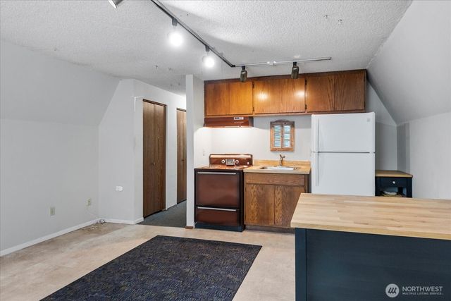 17910 Spruce Way, Lynnwood, WA 98037