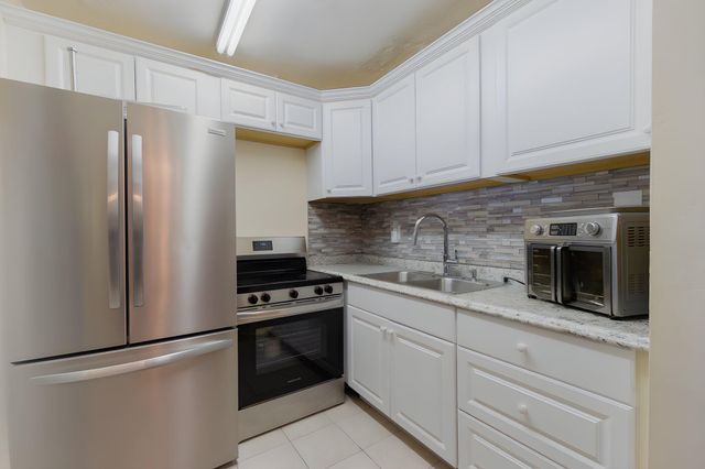 2290 SUNSET Avenue 7, Lake Worth Beach, FL 33461
