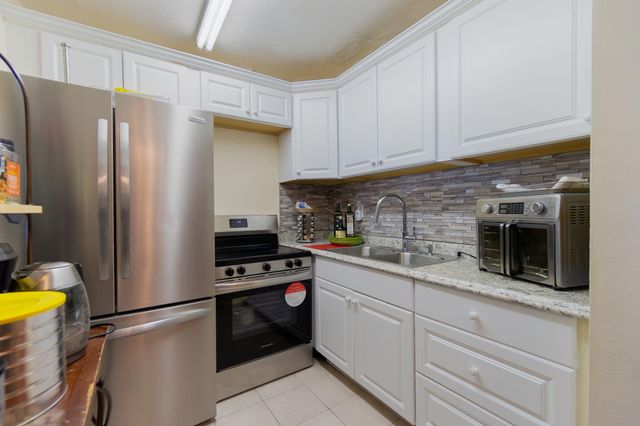 2290 SUNSET Avenue 7, Lake Worth Beach, FL 33461