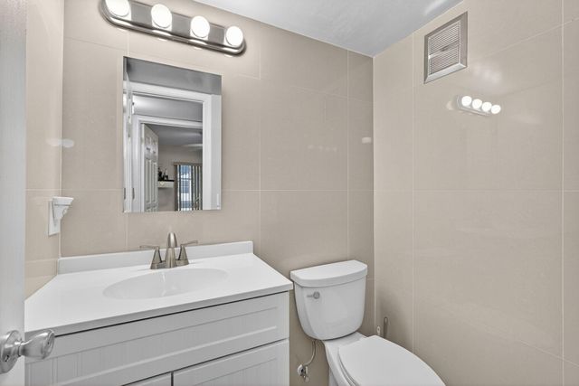 144 Dorchester G, West Palm Beach, FL 33417