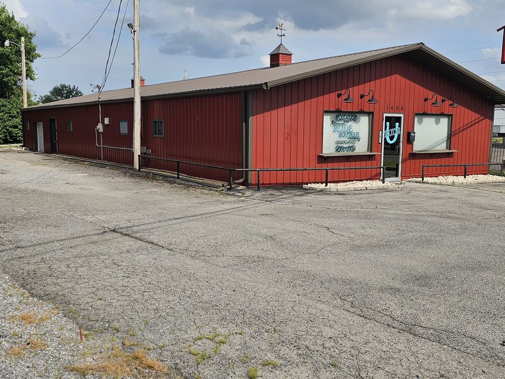Image 1 of property listing at 1406 Salem Road, Mt Vernon, IL 62864