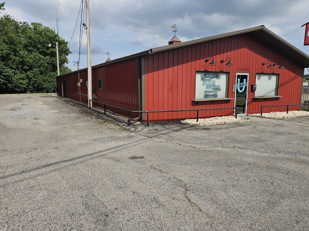 Image 2 of property listing at 1406 Salem Road, Mt Vernon, IL 62864