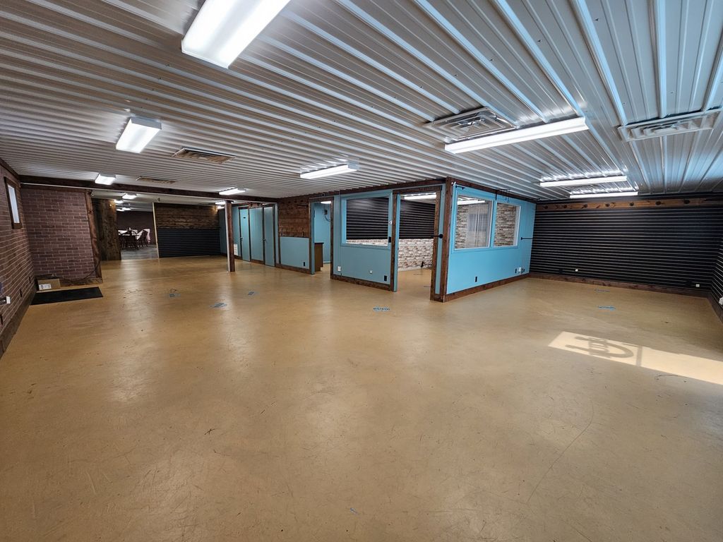 Image 11 of property listing at 1406 Salem Road, Mt Vernon, IL 62864