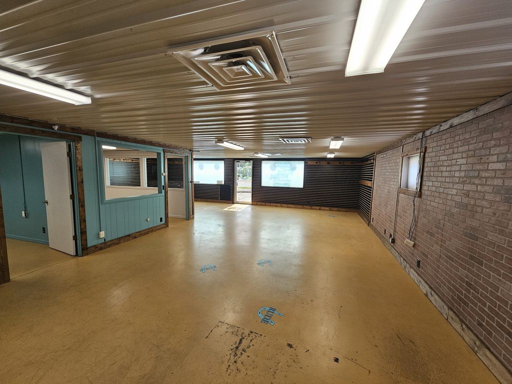Image 20 of property listing at 1406 Salem Road, Mt Vernon, IL 62864