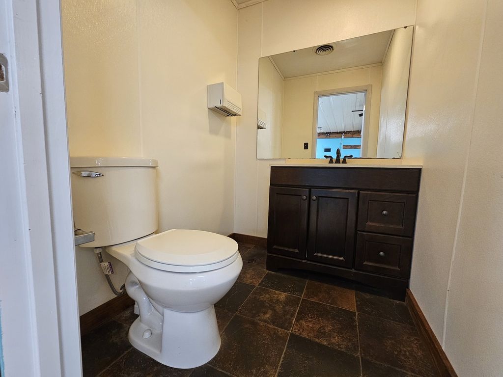 Image 21 of property listing at 1406 Salem Road, Mt Vernon, IL 62864