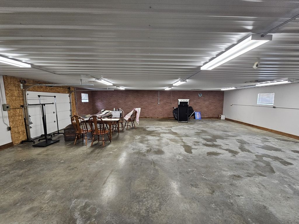 Image 24 of property listing at 1406 Salem Road, Mt Vernon, IL 62864