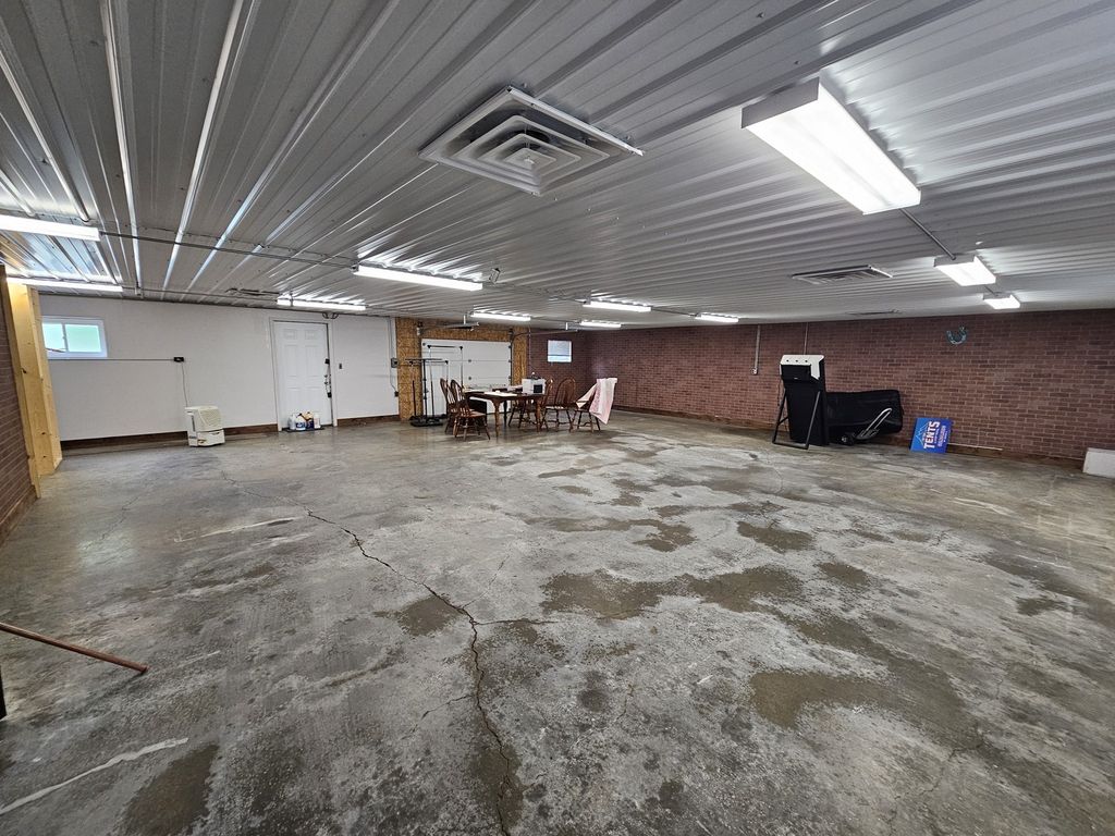 Image 25 of property listing at 1406 Salem Road, Mt Vernon, IL 62864