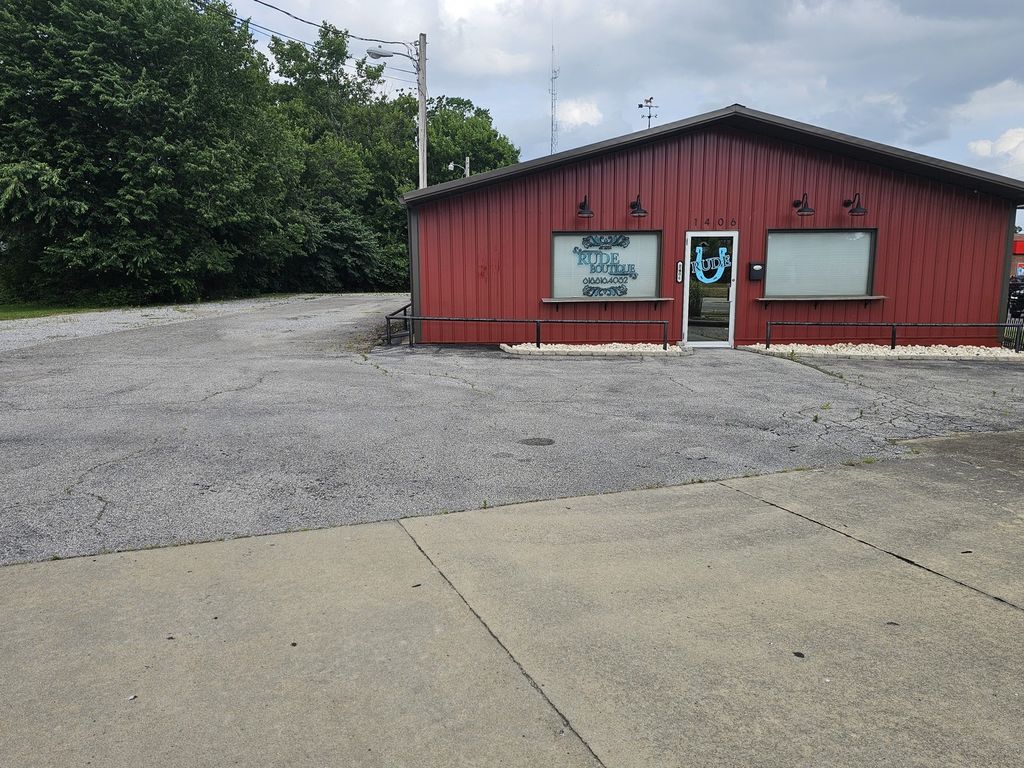 Image 4 of property listing at 1406 Salem Road, Mt Vernon, IL 62864