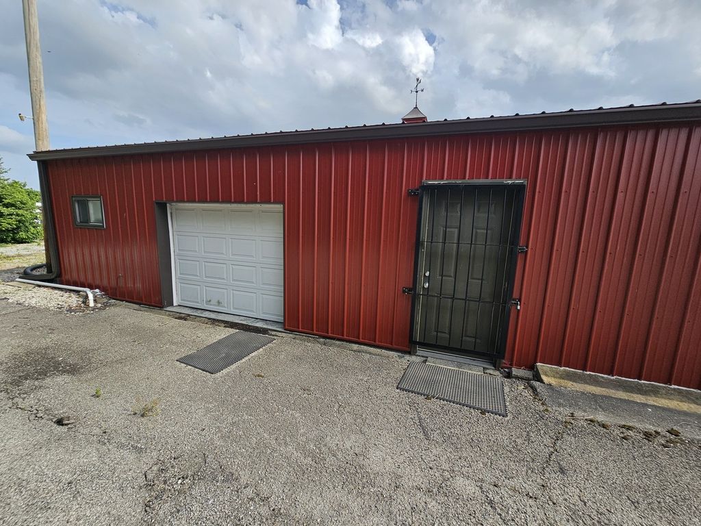 Image 6 of property listing at 1406 Salem Road, Mt Vernon, IL 62864