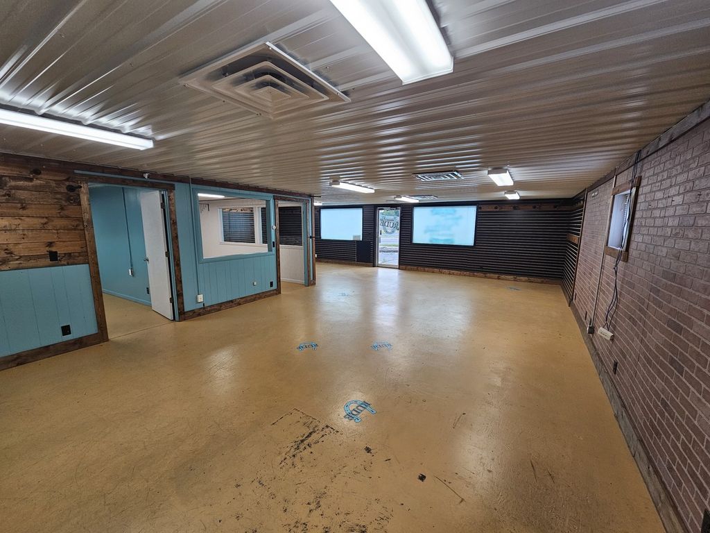 Image 9 of property listing at 1406 Salem Road, Mt Vernon, IL 62864