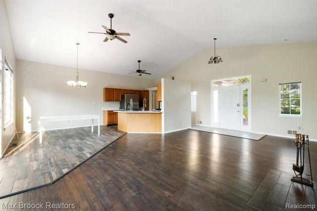 2165 Oakwood Road, Ortonville, MI 48462