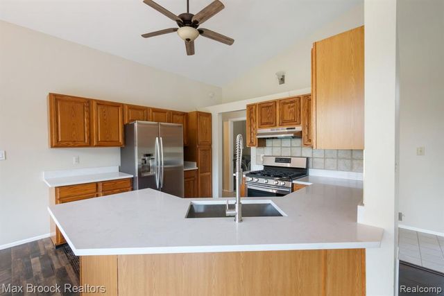 2165 Oakwood Road, Ortonville, MI 48462