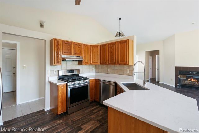 2165 Oakwood Road, Ortonville, MI 48462
