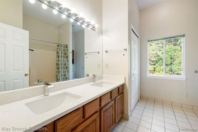 2165 Oakwood Road, Ortonville, MI 48462