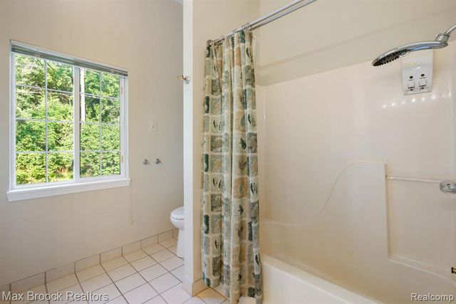 2165 Oakwood Road, Ortonville, MI 48462