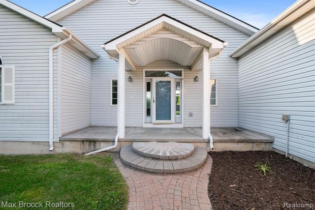 2165 Oakwood Road, Ortonville, MI 48462