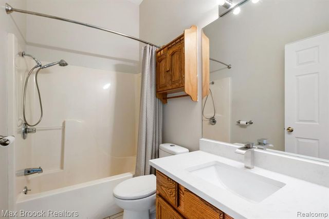 2165 Oakwood Road, Ortonville, MI 48462