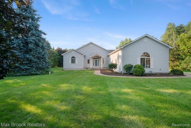 2165 Oakwood Road, Ortonville, MI 48462
