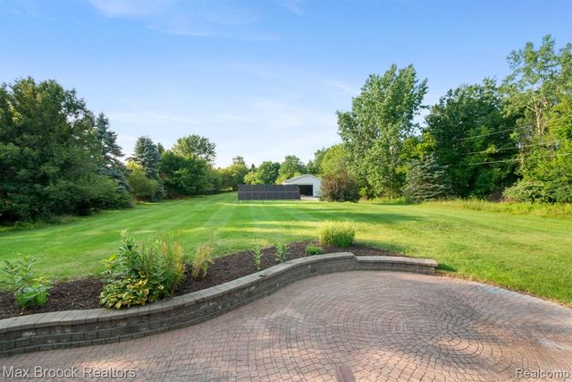 2165 Oakwood Road, Ortonville, MI 48462