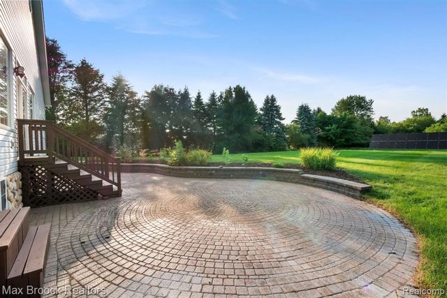2165 Oakwood Road, Ortonville, MI 48462