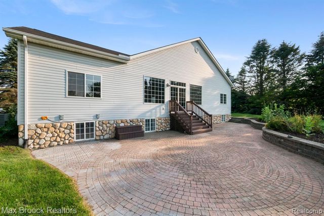 2165 Oakwood Road, Ortonville, MI 48462