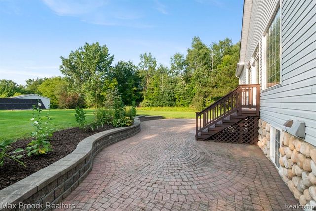 2165 Oakwood Road, Ortonville, MI 48462