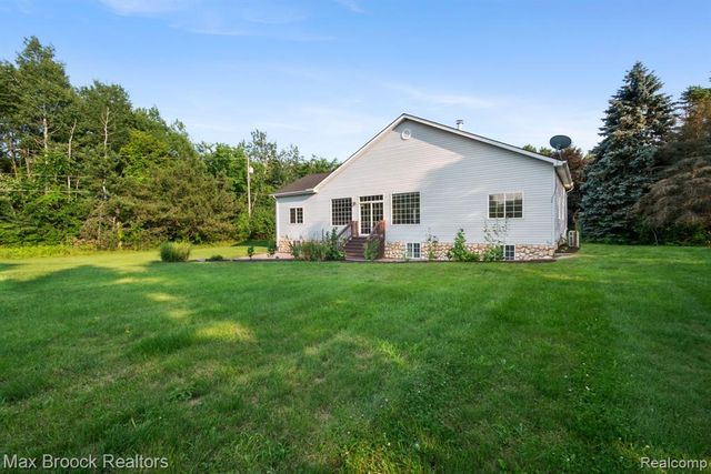 2165 Oakwood Road, Ortonville, MI 48462