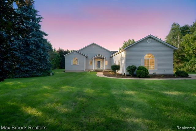 2165 Oakwood Road, Ortonville, MI 48462
