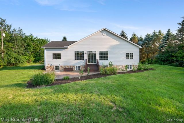 2165 Oakwood Road, Ortonville, MI 48462