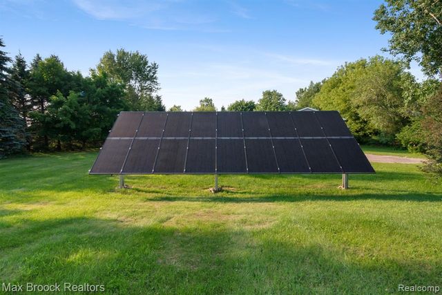 2165 Oakwood Road, Ortonville, MI 48462